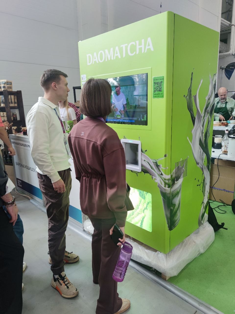 Гости выбирают напиток на экране аппарата